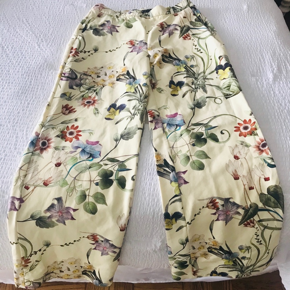 Zara Floral Pants Size M.